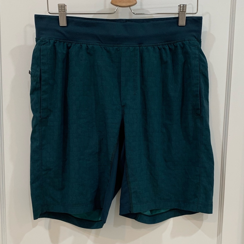 Men’s Lulu Lemon athletic shorts - Size Medium